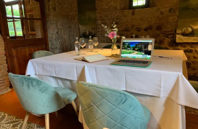 Eventos en Hotel Masía La Palma ordenador en mesa